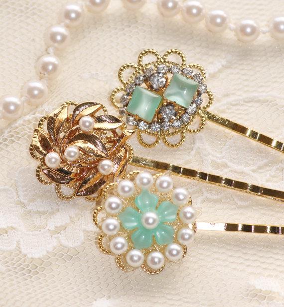 Свадьба - Vintage Mint Green Jeweled Bridal Bobby Pins,Set of THREE,Gold Mint Pearl Rhinestone Vintage Hair Pins,Upcycled Repurposed Earrings Brooches