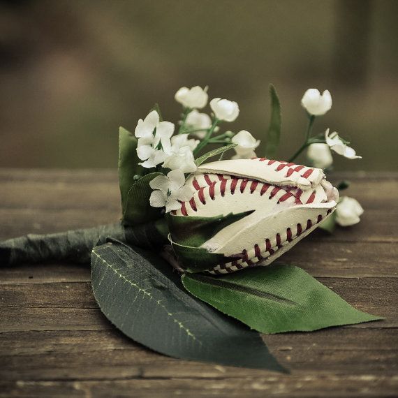 Hochzeit - Baseball Rose Boutineer