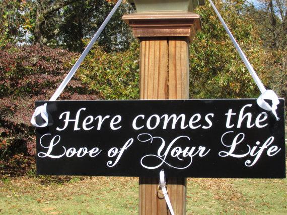 زفاف - Ring Bearer Sign / Choose With or Without Ring Holder / "Here comes the Love of your life" / Painted Solid Wood / Wedding Prop