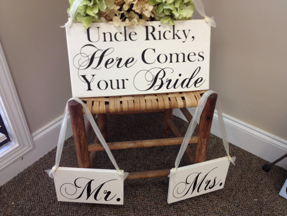 Mariage - Reversible Uncle Here Comes the Bride Sign with and they lived happily ever after Mr and Mrs Thank you signs