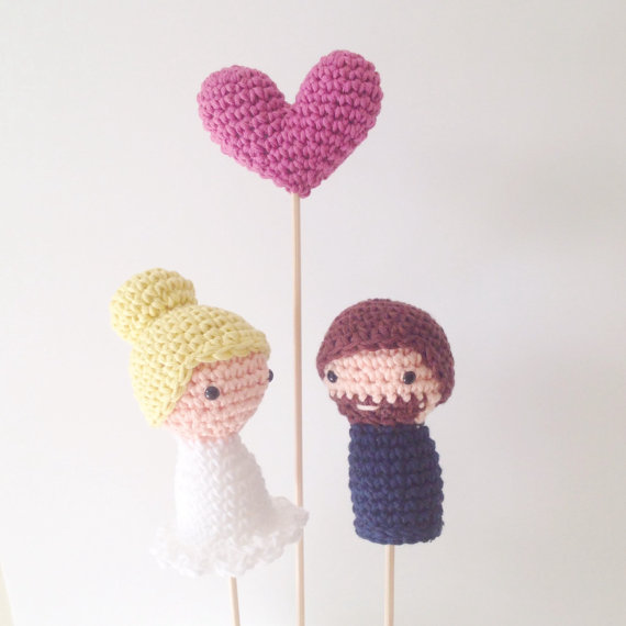 Hochzeit - Wedding Cake Toppers (Bride, Groom and One Heart)