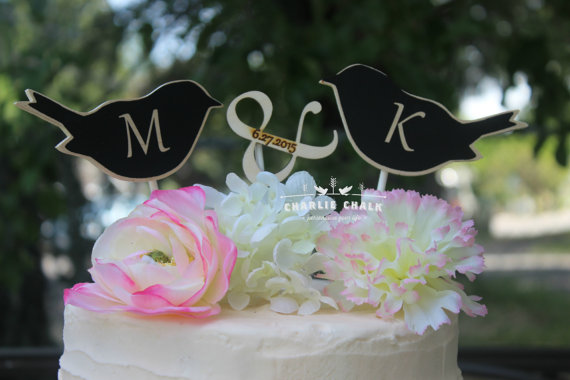 Hochzeit - Chalkboard Wedding Cake Topper Love Bird Rustic Wood Chalkboard Label Chic Cake Decoration Ready to Personalize