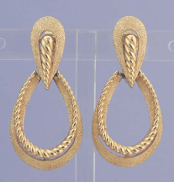 زفاف - TRIFARI Vintage Drop Gold Earrings Signed Bridal Jewelry