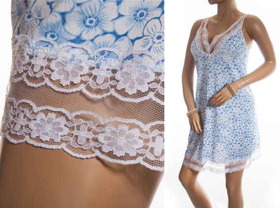 زفاف - Elegant vintage silky soft and slinky blue and white floral design nylon and delicate white lace detail 1970's full slip petticoat - PL1074