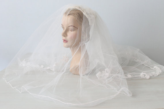 زفاف - Wedding Veil / Lace Veil / 1970s Wedding Veil / Blusher / Lace Trimmed Veil / White