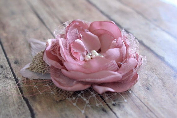 زفاف - Rustic Wedding Bridal Hair Piece, Antique French Pink Flower Clip with Burlap and Veil, Bridal Hair Accessory, Fascinator, Pearls, Feathers