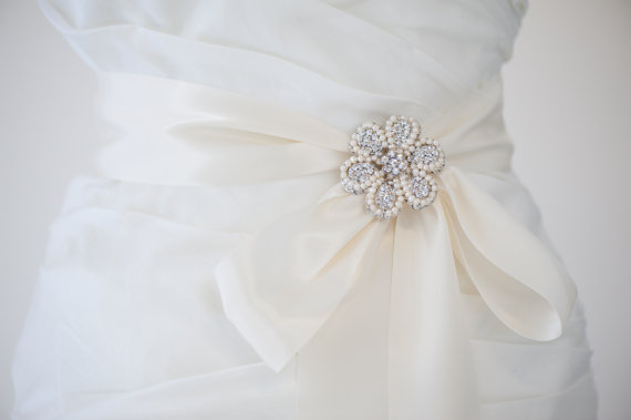 زفاف - Wedding Dress Sash, Bridal Gown Sash, Freshwater Pearl Brooch, Ivory Ribbon Sash