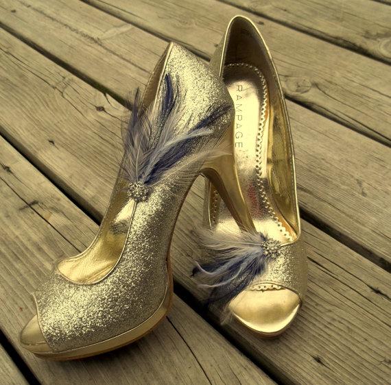 Свадьба - Navy Blue White Feather Shoe Clips, Wedding Shoe Clips, Bridal Shoe CLips, Clips for Wedding Shoes, Bridal Shoes, Summer Shoes