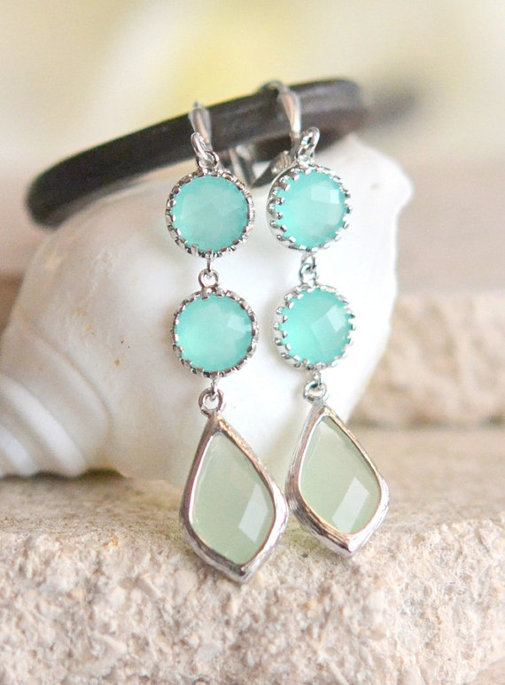 Hochzeit - Mint and Turquoise Dangle Earrings in Silver. Wedding Jewelry. Bridesmaids Gifts. Drop Earrings. Bridal Party Jewelry. Mint Aqua Earrings.