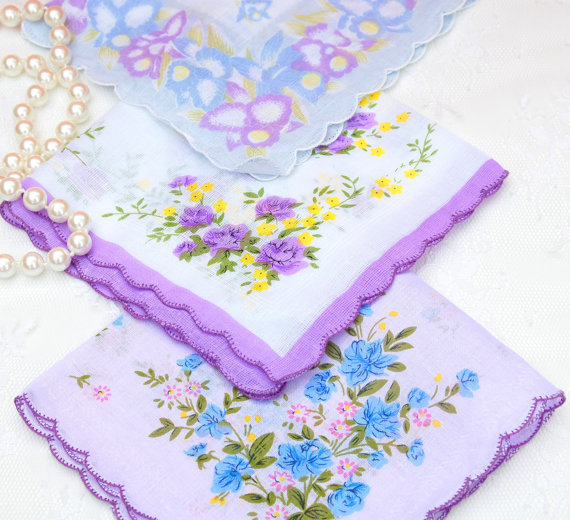 Mariage - Vintage purple floral handkerchief set of 3 & gift box.Crafts,Wedding,Bridesmaid gift,Bridal Shower Favor,Tea Party Favor,Get well gift