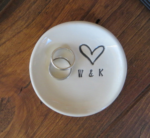 زفاف - MR and MRS ring dish, wedding ring holder, engagement gift, Personalized dish, handmade earthenware pottery, Gift Boxed, Made to order