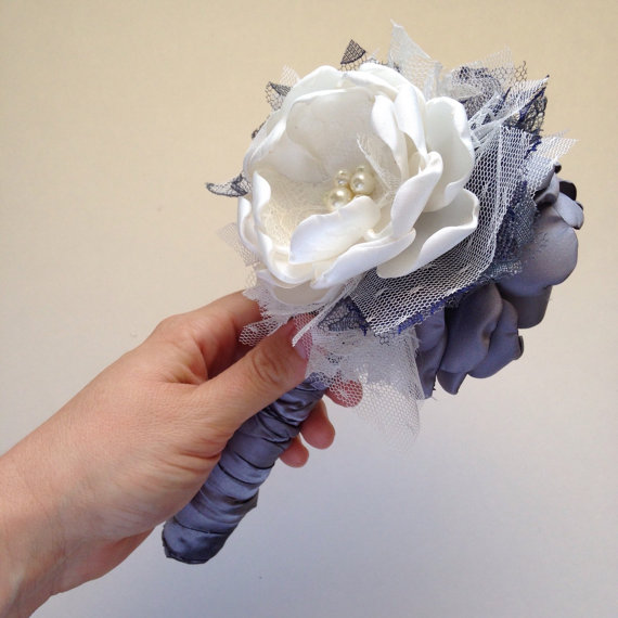 زفاف - Tiny Toss Bouquet in Navy Blue, Charcoal Grey, and Creamy White - Toss Bouquet, Bridesmaid Bouquet, Small Bouquet, Simple Wedding