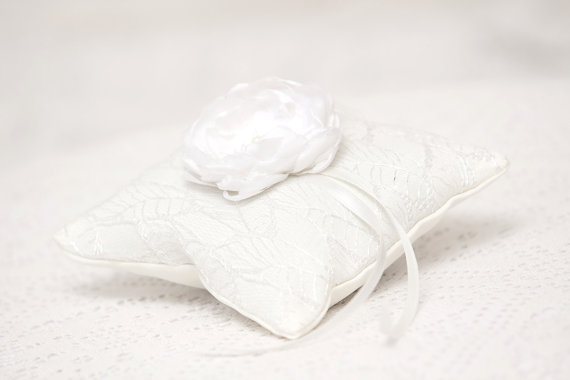 Hochzeit - White lace ring pillow, White ring bearer pillow, Wedding Ring cushion, Flower ring pillow, Wedding ring pillow