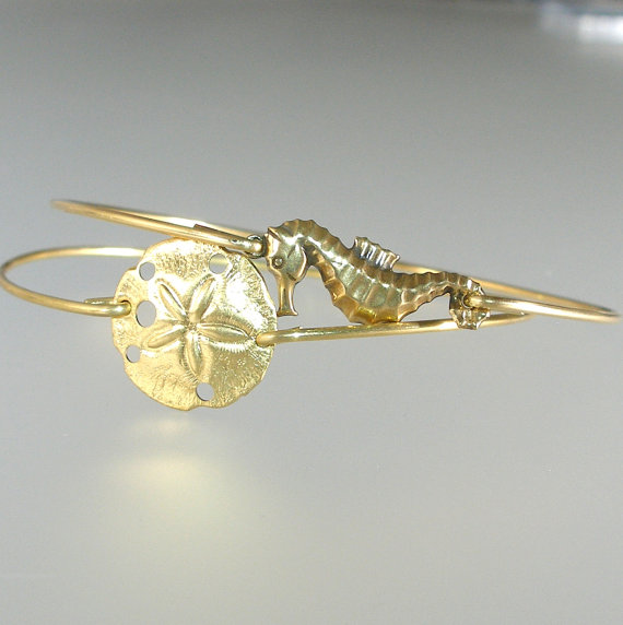 Свадьба - Gold Sea Horse and Sand Dollar Bangle Bracelet Set, Gold Bangle Bracelet, Summer Bracelet, Beach Jewelry, Tropical Beach Wedding (S161G,)