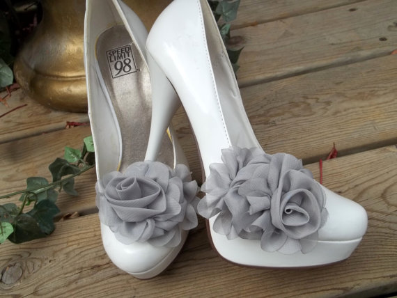 زفاف - Wedding Bridal Shoe Clips - Gray Chiffon flowers- set of 2-  Womens Shoe Clips, Prom, Party