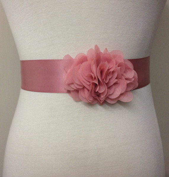 زفاف - Bridesmaid Sash-Dusty Pink Sash-Bride Belt-Dress Sash-Flower Sash-Bridal Sash-Wedding Sash-Ribbon Belt-Dust Pink Ruffle Chiffon Flower Sash