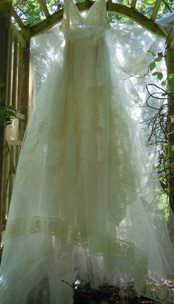 Свадьба - Ivory wedding  dress tulle lace  fairytale  vintage  bride outdoor  romantic small by vintage opulence on Etsy