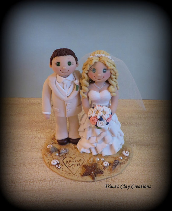 Hochzeit - Wedding Cake Topper, Custom Wedding Topper, Bride and Groom, Beach Theme, Personalized, Polymer Clay, Keepsake