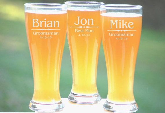 زفاف - Personalized Groomsmen Gifts, 2 Pilsner Pint Glasses Beer Mugs, Custom Etched Glasses, Rustic Wedding Party Favors