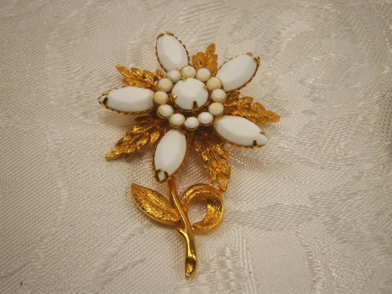 Hochzeit - White Rhinestone Flower Brooch / Etched Gold Flower Pin With White Rhinestones / Bridal Jewelry / Layered Pin / 3D Brooch