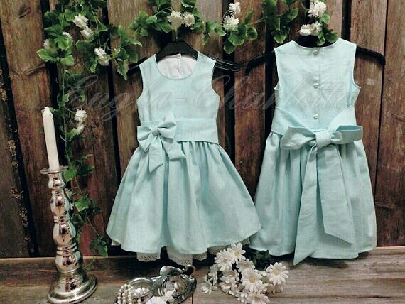 Mariage - Mint green flower girl dress. Girls mint dress. Rustic flower girl dress. Linen flower girl dress. Country flower girl dress with bow