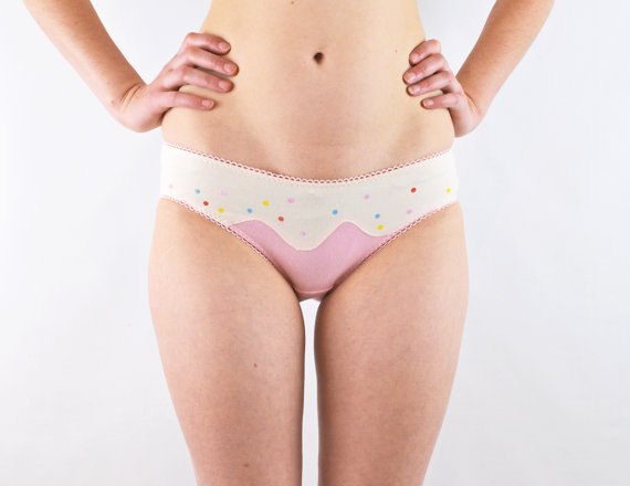 Mariage - Strawberry panties with white choc sauce and colored sprinkles