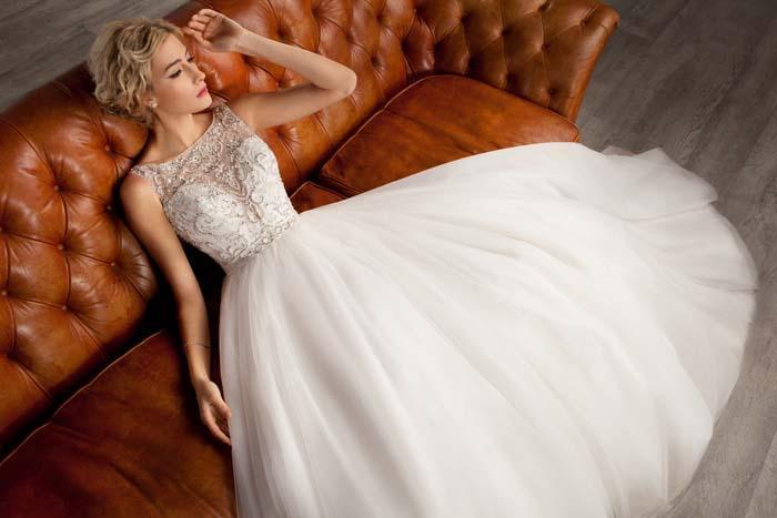 Mariage - Princess White Wedding Dresses 2015 Bridal Gown With Crystals Beaded Shiny Sheer Tulle Sweep Train Custom Made Bridal Ball Vestidos De Novia Online with $126.39/Piece on Hjklp88's Store 