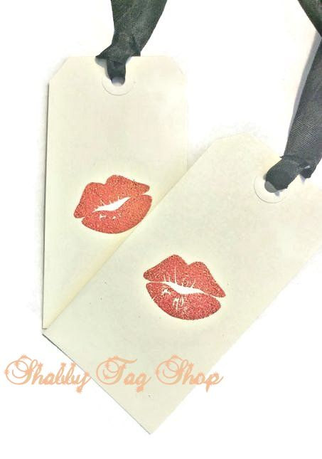 زفاف - Embossed Red Lips tags