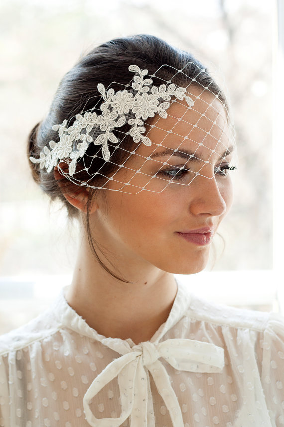 Mariage - Bridal petite bandeau veil with floral lace, wedding veil