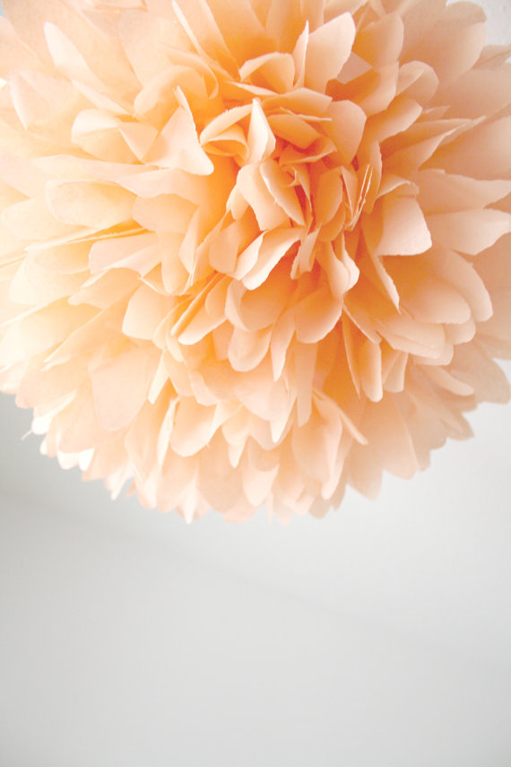 Mariage - Peach wedding decoration - 1 tissue pompom flower ... birthday party decoration / baby mobile / nursery decor / baby shower / soft orange