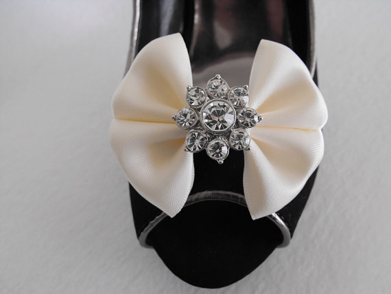 Свадьба - Handmade bow shoe clips with rhinestone center bridal shoe clips wedding accessories in ivory