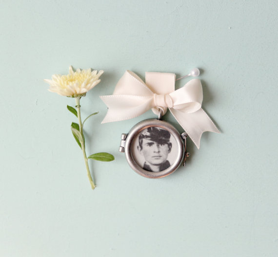 زفاف - Remembrance locket, Bouquet photo charm, Frame photograph locket, wedding keepsake, bridal accessory, Silver circle bouquet pin