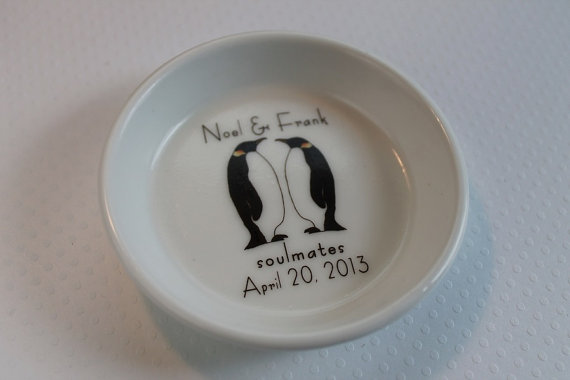 Hochzeit - CUSTOM Ceramic Ring Holder - Penguins in Love