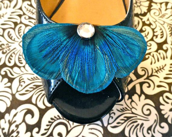 Hochzeit - BALEY in Turquoise Peacock Feather Shoe Clips