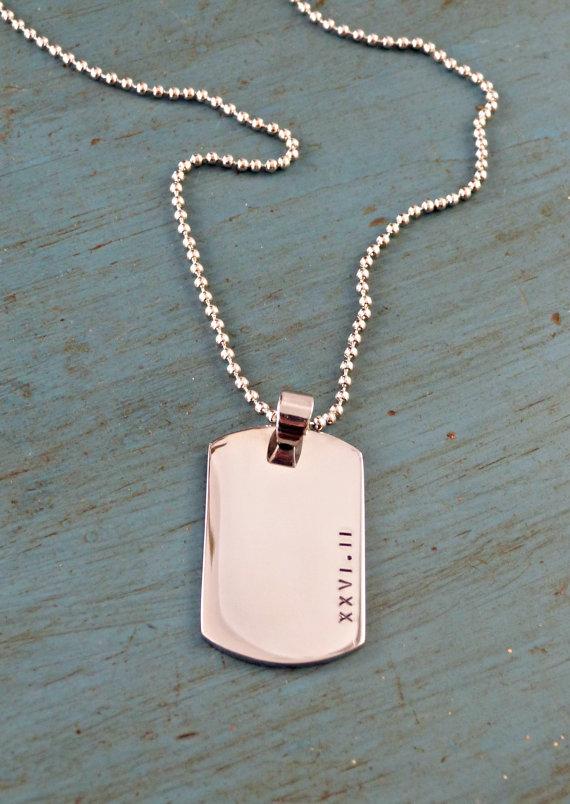 Mariage - Marathon Jewelry Roman Numeral Mens Dog Tag Necklace Running Gear Half Marathon Necklace Groomsmen Gift Grooms Gift Dad Fathers Gift