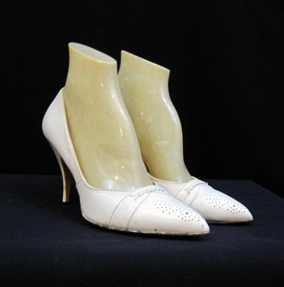 زفاف - 50s 60s Shoes Vintage Pumps White Perforated Pointy Toe - so Mad Men 6.5