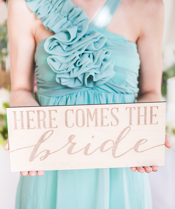 Mariage - Here Comes the Bride Wedding Sign Wooden Rustic Sign for Flower Girls or Ring Bearers Wedding Ceremony Sign for Bride (Item - EHB100)