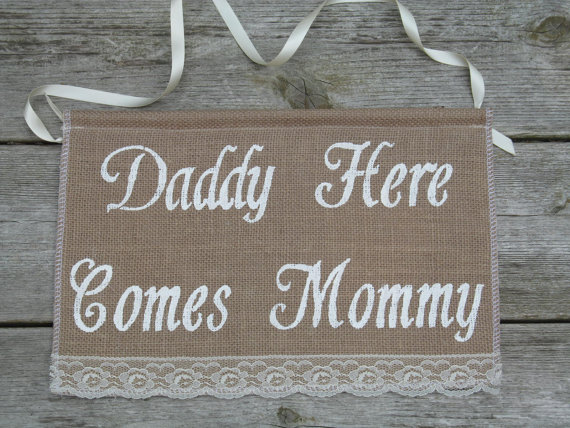 زفاف - Daddy Here Comes Mommy Sign - Rustic Wedding Sign -Ring Bearer Sign - Daddy Here Comes Mommy Burlap Sign - Daddy Wedding Sign - Daddy Banner