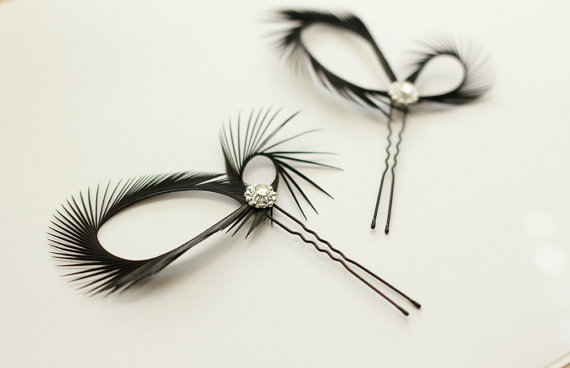Свадьба - Black Feather Fascinators - Black Hair Clips - Bridesmaids Gift - Set of 2 Two - Bridal Accessory - Modern Minimalist Wedding Custom Color