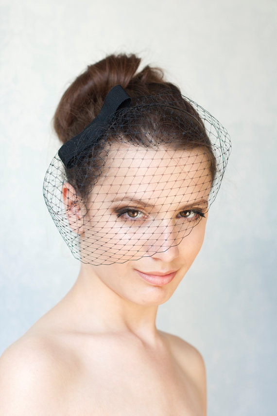 Свадьба - Black birdcage veil with bow, black bow with veil, bridesmaid hair accessory