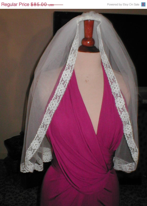 زفاف - VEIL SALE Vintage light IVORY Lace edged Bridal Veil