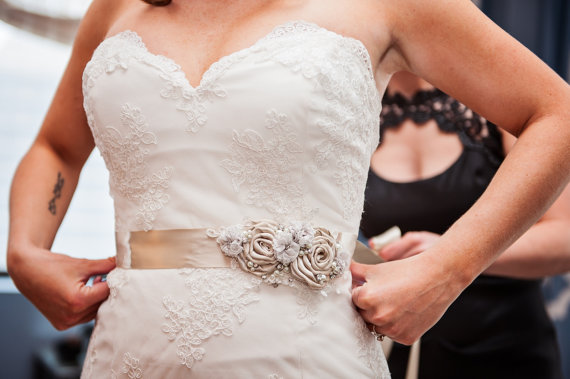 زفاف - Light Champagne Bridal Sash with Ivory Lace, Crystals and Pearls, Oatmeal Bridal Belt, Pale Taupe Wedding Belt - LAKESHORE