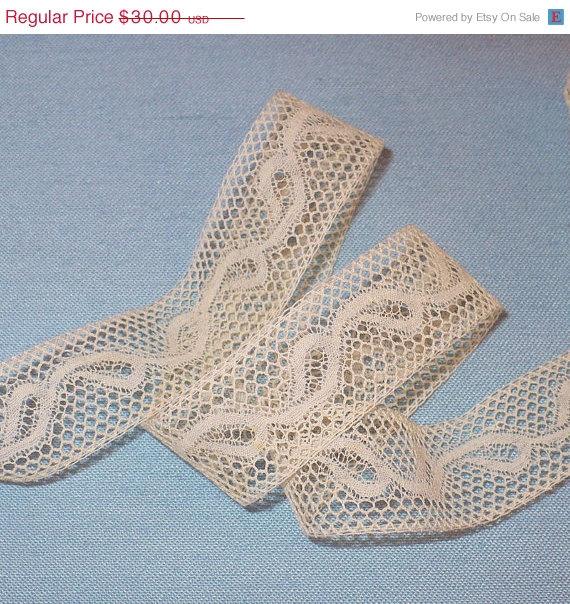 Mariage - MOVING SALE 19mm Belle's Bobbin Lace Antique Trim Trimming White French Victorian Vintage Valenciennes Insertion Sewing Supply 3/4" x 3 Yard