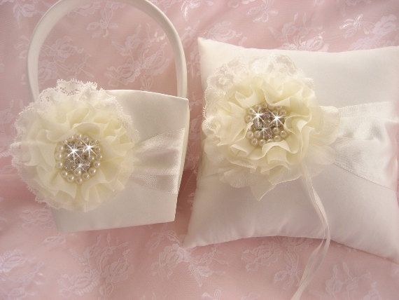 زفاف - White Flower Girl Basket and Pillow  .. White or Ivory Lace Wedding Ring Pillow ..Beach Wedding Ivory and Cream Custom Colors too
