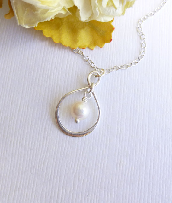 زفاف - Sterling Silver Infinity Charm with Freshwater Pearl Necklace -- Bridesmaids Gift -- Mother of the Bride Groom