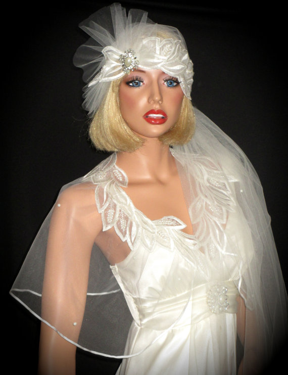 Mariage - 20s DECO BRIDE- Gatsby Juliet Bridal Cap, Ivory Lace & Pearl 20s Veil, Old Hollywood Bride, Gatsby Veil, Art Deco Veil, Juliet 20s Headpiece