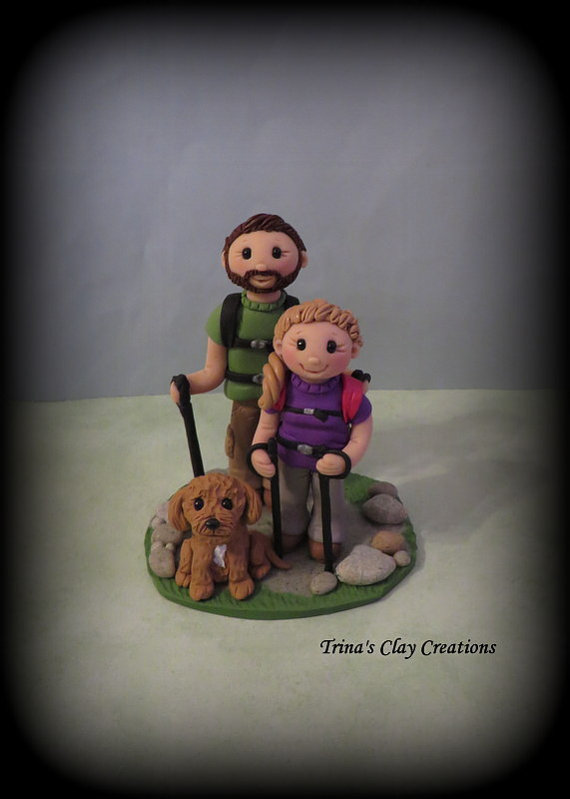 Mariage - Wedding Cake Topper, Custom Wedding Topper, Hiking Theme, Hikers, Bride and Groom, One Pet, Personalized, Polymer Clay, Keepsake