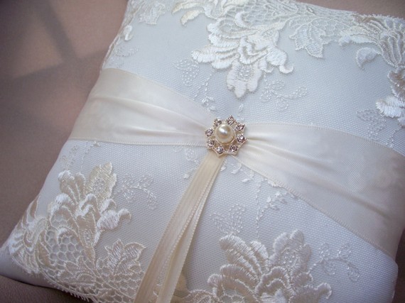 زفاف - Elegant Ivory Bridal Lace Pearl and Rhinestone Wedding Ring Bearer Pillow