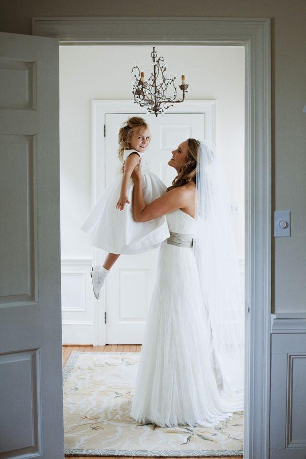 Mariage - 36 Cute Wedding Photo Ideas Of Bride And Flower Girl