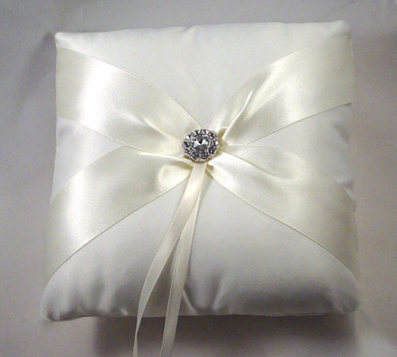 زفاف - Fifth Avenue Ring Bearer Pillow - Choose Your Colors. Shown in White on White.